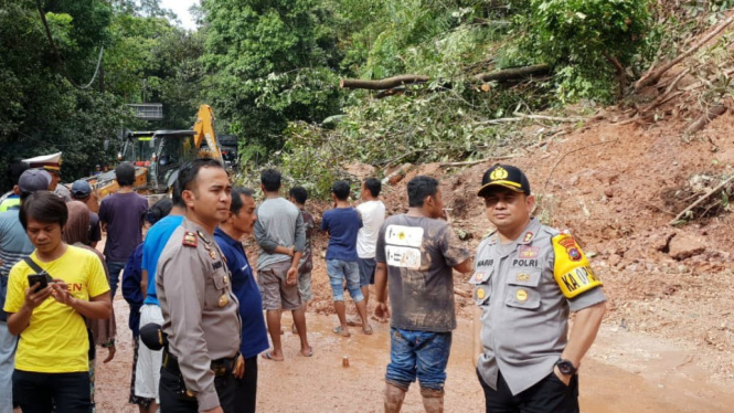 Bencana longsor di dua jalur lintas Sumatera