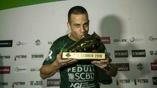 Pesepak bola PS Tira Aleksander Rakic menunjukkan trofi top skor Liga 1 2018 kepada wartawan di Stadion Sultan Agung, Bantul, DI Yogyakarta