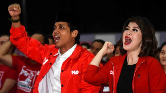 Ketua Umum Partai Solidaritas Indonesia (PSI) Grace Natalie (kanan) didampingi Sekretaris Jenderal PSI Raja Juli Antoni (kiri) ketika menghadiri Festival 11 di Surabaya, Jawa Timur