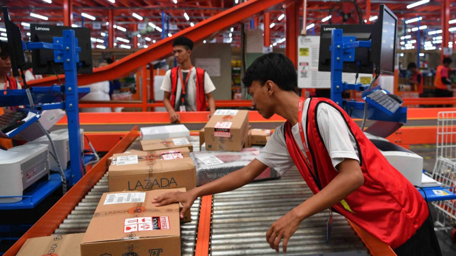 Pekerja menyortir barang pesanan konsumen saat Hari Belanja Online Nasional (Harbolnas) 2018 di Warehouse Lazada, Depok, Jawa Barat, Rabu, 12 Desember 2018.