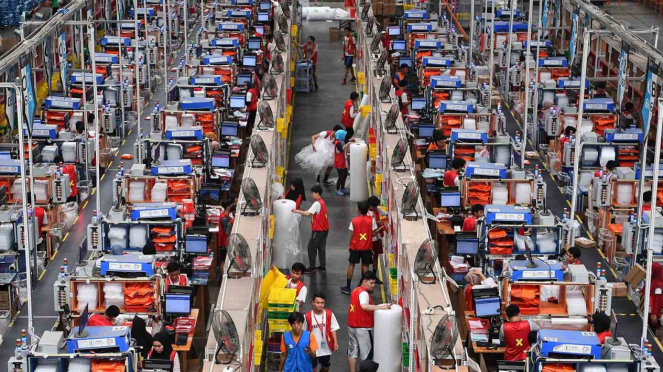 Pekerja mengemas barang pesanan konsumen saat Hari Belanja Online Nasional (Harbolnas) 2018 di Warehouse Lazada, Depok, Jawa Barat, Rabu, 12 Desember 2018.