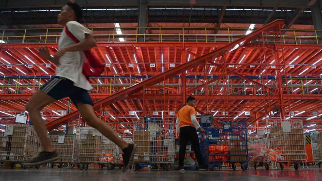 Pekerja menyortir barang pesanan konsumen saat Hari Belanja Online Nasional (Harbolnas) 2018 di Warehouse Lazada, Depok, Jawa Barat, Rabu, 12 Desember 2018.
