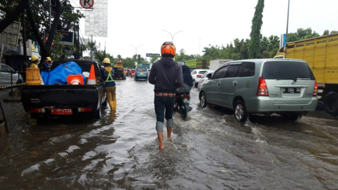 Hujan deras buat Tangerang banjir