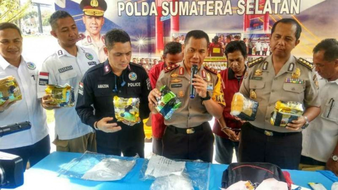 Polisi memperlihatkan barang bukti sabu-sabu yang disita dari penangkapan dua tersangka pengedar narkotika dalam konferensi pers di Palembang, Rabu, 5 Desember 2018.