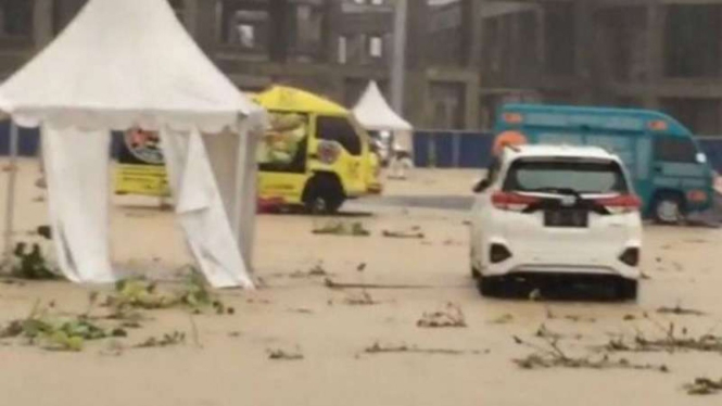 Kawasan proyek kota terencana Meikarta di Cikarang, Kabupaten Bekasi, Jawa Barat, kebanjiran dengan ketinggian air 20 sentimeter saat hujan deras pada Rabu, 12 Desember 2018.