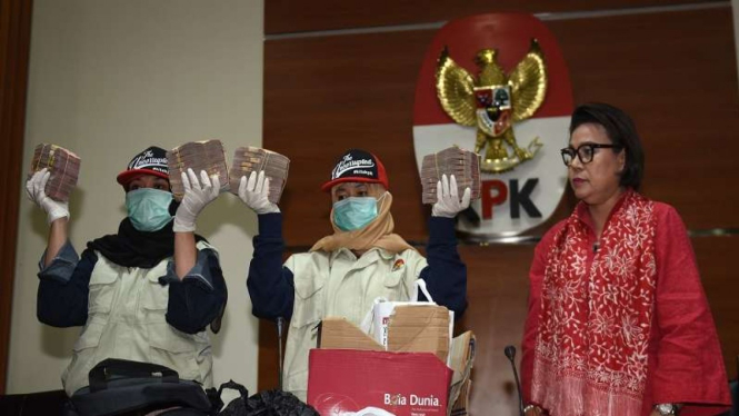 Wakil Ketua KPK Basaria Pandjaitan bersama menunjukkan bukti OTT Bupati Cianjur 