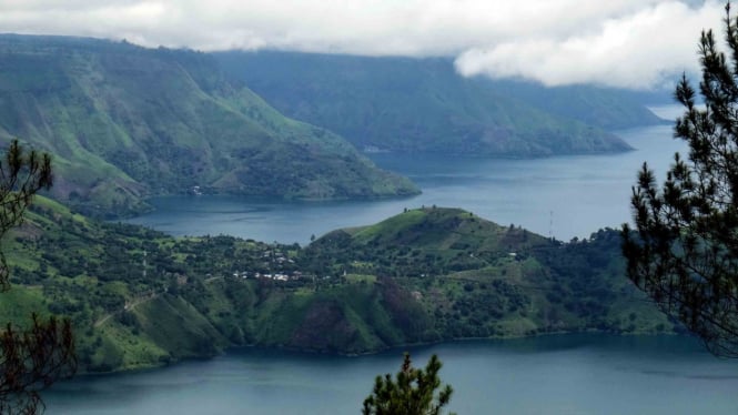 Panorama Danau Toba dilihat dari  Taman Simalem Resort, di Karo, Sumatera Utara