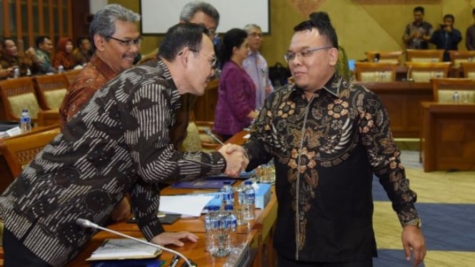 Ketua Fraksi PAN DPR, Saleh Partaonan Daulay (kanan)