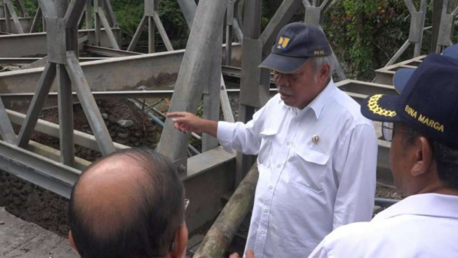 Menteri PUPR Basuki Hadimuljono saat meninjau Jembatan Kayu Tanam di Sumbar.