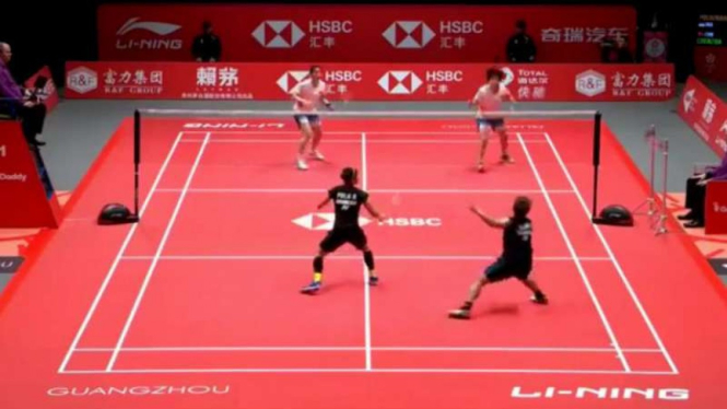 Greysia Polii/Apriyani vs Chen Qingchen/Jia Yivan di BWF World Tour Finals 2018.