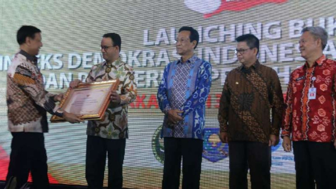 Gubernur DKI Jakarta Anies Baswedan menerima penghargaan indeks demokrasi