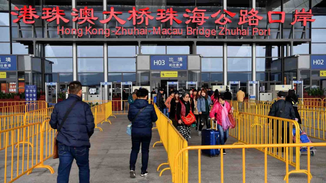 Pengunjung berjalan memasuki pelabuhan jembatan Hong Kong - Zhuhai - Macao di Kota Zhuhai, China, Rabu, 12 Desember 2018.