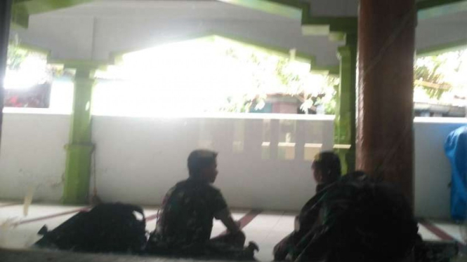Anggota TNI menyambangi Polsek Ciracas usai perusakan kantor polisi itu.
