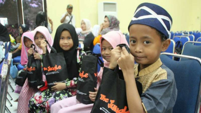 Penyerahan bantuan modal usaha kepada pelaku UMKM dan santunan kepada anak yatim dalam rangkaian kegiatan perayaan ulang tahun ke-11 Jungle Series di Bogor, Jawa Barat, Rabu, 12 Desember 2018.