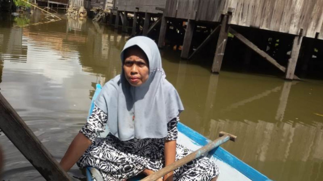 Sungai Batanghari meluap, warga naik perahu saat beraktivitas
