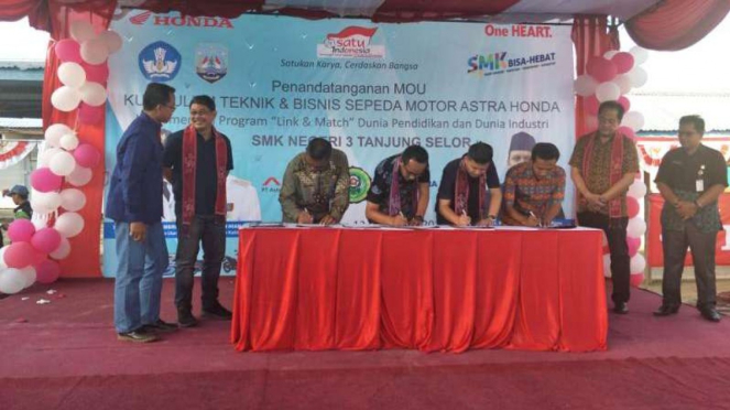 Penandatanganan MoU Kurikulum Teknik dan Bisnis Sepeda Motor Astra Honda.