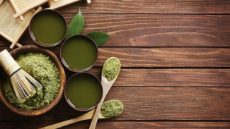 Confira 7 benefícios do Matcha, uma bebida verde para uma pele brilhante e jovem.