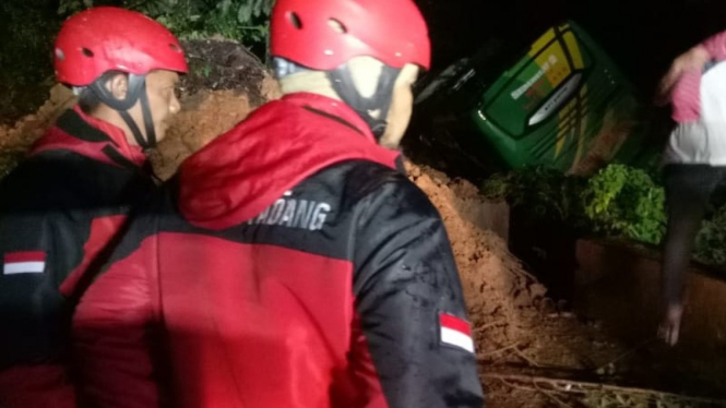 Evakuasi bus yang tertimbun longsor di Padang