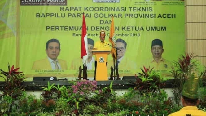 Ketua Umum Partai Golkar Airlangga Hartarto saat memberi pengarahan kepada para caleg partai itu di Asrama Haji Aceh, Banda Aceh, Kamis malam, 13 Desember 2018.
