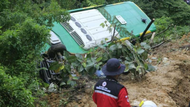 Tim SAR gabungan melanjutkan pencarian korban tanah longsor yang menimbun bus, truk tangki, dan mobil di jalur lintas Sumatera rute Sitinjau Lauik di Padang, Sumatera Barat, Jumat, 14 Desember 2018.