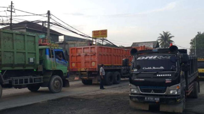 Meski Dilarang, Truk Bertonase Berat Masih Nekat Melintas di Tangerang