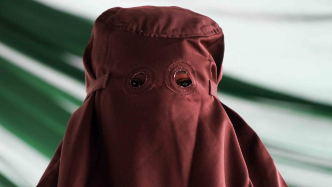 Algojo (eksekutor) cambuk bersiap melaksanakan tugas 'uqubat' cambuk terpidana pelanggar hukum syariat Islam di Lhokseumawe, Aceh