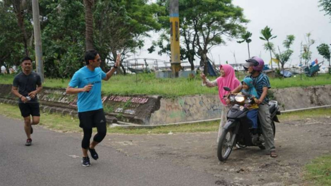 Sandiaga memulai aktifitas dengan berlari sambil menyapa warga Cilacap, Jateng.