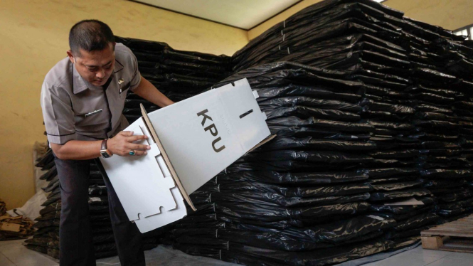 Petugas memeriksa kotak suara Pemilu di gudang Komisi Pemilihan Umum (KPU), Pekalongan, Jawa Tengah