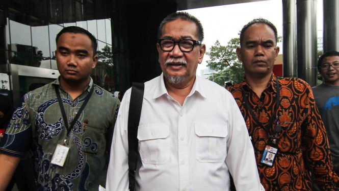 Mantan Wakil Gubernur Jawa Barat, Deddy Mizwar berjalan meninggalkan gedung KPK, seusai menjalani pemeriksaan di Jakarta