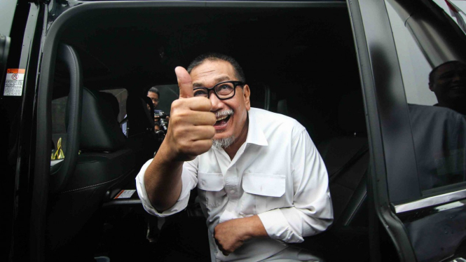 Mantan Wakil Gubernur Jawa Barat, Deddy Mizwar mengacungkan ibu jari saat akan meninggalkan gedung KPK, seusai menjalani pemeriksaan di Jakarta