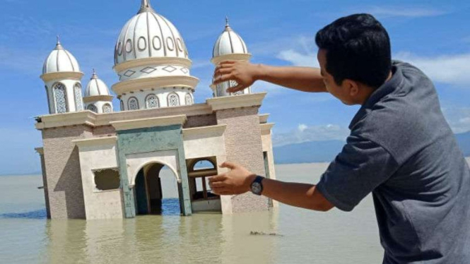 Masjid apung di kawasan Pantai Talise, Palu, Sulawesi Tengah.