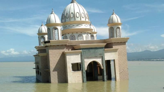 Masjid apung di kawasan Pantai Talise, Palu, Sulawesi Tengah.