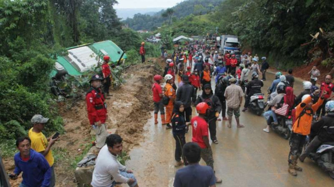 Jalan Lokasi Longsor di Padang Mulai Bisa Dilalui tapi Belum Normal