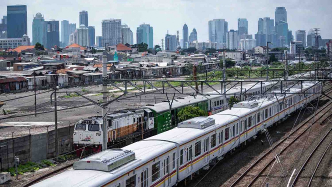 KRL melintas di kawasan Tanah Abang, Jakarta