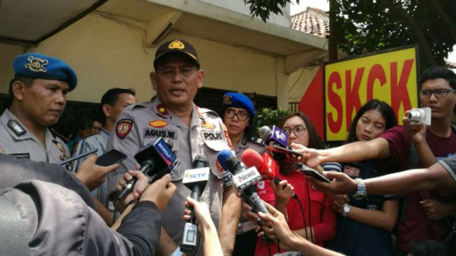  Kapolsek Ciracas, Kompol Agus Widartono saat memberikan keterangan kepada media