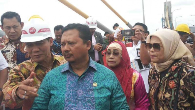 Wakil Ketua Komisi V DPR Sigit Sosiantomo saat meninjau proyek Jembatan Musi IV di Palembang, Sumatera Selatan, Jumat, 14 Desember 2018.
