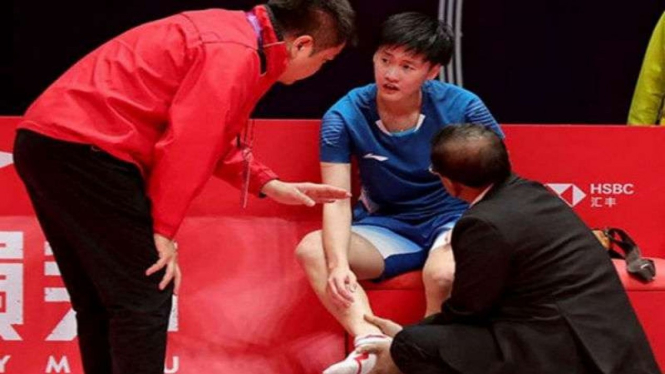 Chen Yufei saat diperiksa tim medis.