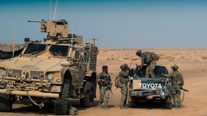 Tentara dukungan AS, yang memerangi milisi ISIS, terlihat berada di Provinsi Deir Ezzor di dekat perbatasan dengan Irak. - Getty Images