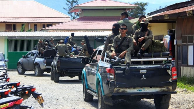 Personel kepolisian berangkat menuju Nduga setelah terjadi insiden pembunuhan terhadap pekerja proyek Trans Papua. - Getty Images
