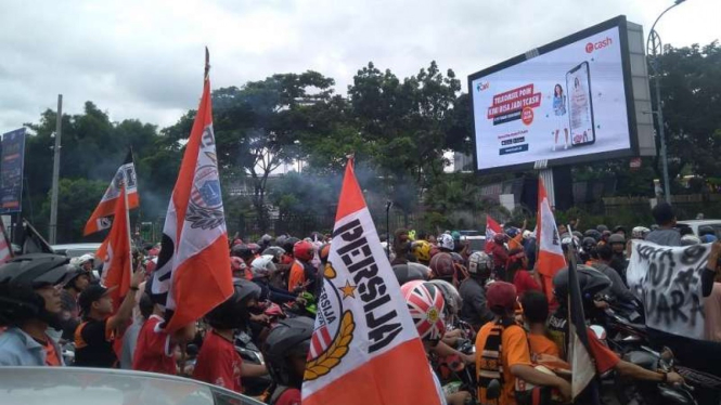 Jakmania berkumpul di GBK untuk konvoi kemenangan Persija Jakarta