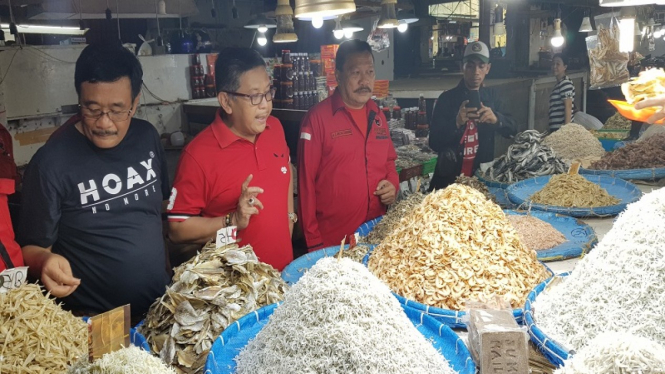 Djarot dan Hasto membeli ikan asin di Sumatera Utara