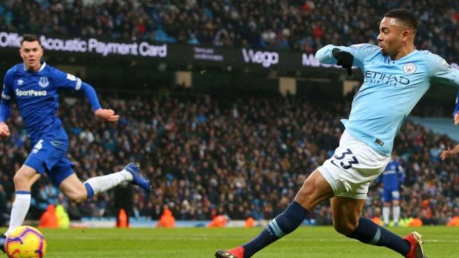 Penyerang Manchester City, Gabriel Jesus mencetak gol ke gawang Everton