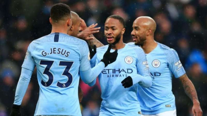 Para pemain Manchester City merayakan gol Raheem Sterling (kedua dari kanan)