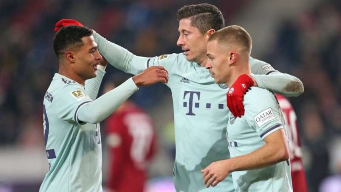 Para pemain Bayern Munich merayakan gol Robert Lewandowski (tengah)