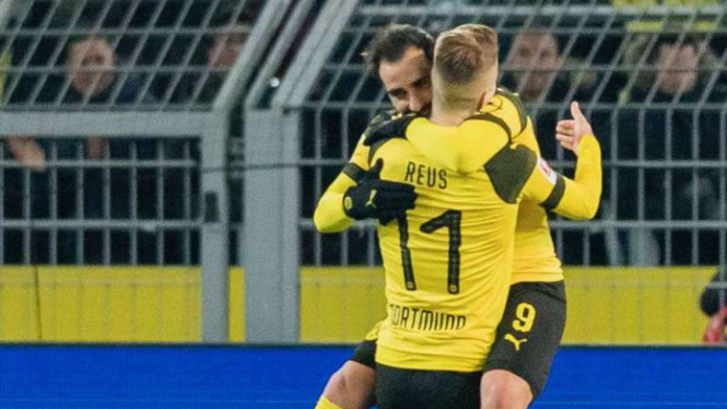 Pemain Borussia Dortmund rayakan gol Marco Reus.