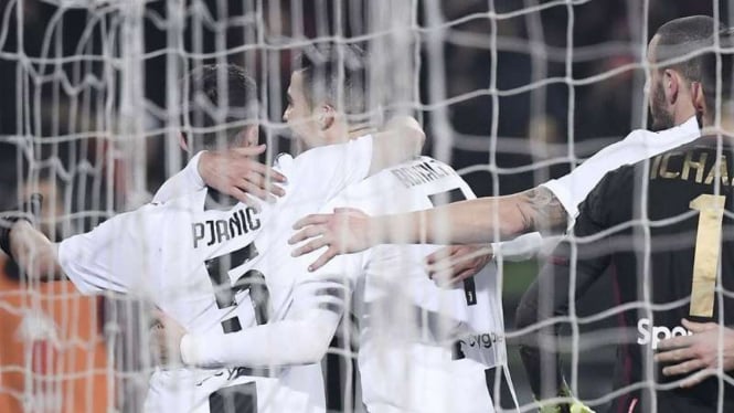 Pemain Juventus rayakan gol