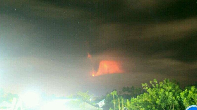 Gunung Soputan erupsi