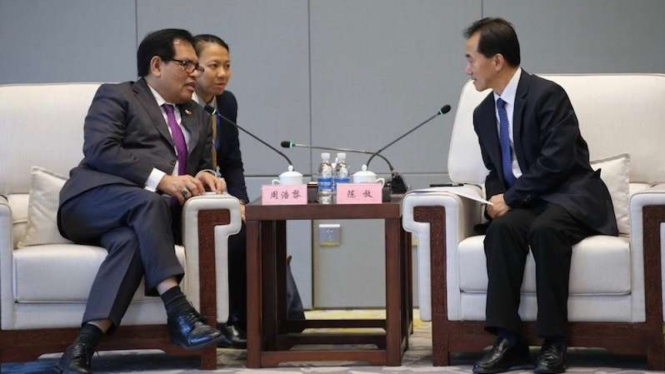 Duta Besar Indonesia untuk China, Djauhari Oratmangun (kiri), bertemu dengan pejabat China di Kota Xiamen. (Foto ilustrasi)
