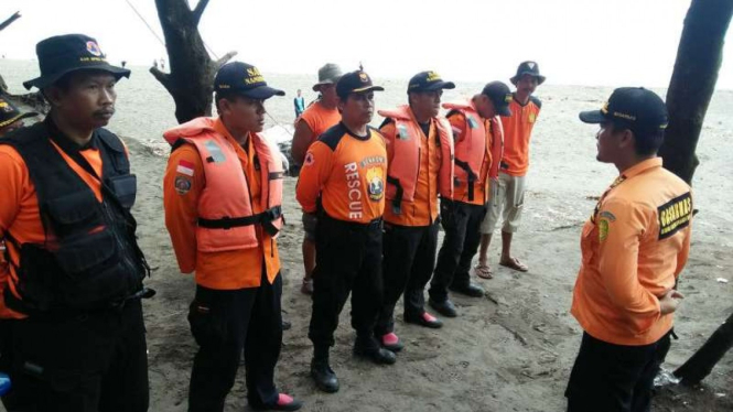 Tim SAR gabungan sesaat sebelum operasi pencarian empat wisatawan yang hilang di pantai selatan Kecamatan Petanahan, Kabupaten Kebumen, Jawa Tengah, Minggu, 16 Desember 2018.
