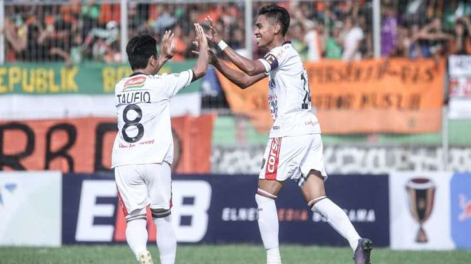 Kapten Bali United, Fadil Sausu (kanan), melakukan selebrasi usai mencetak gol